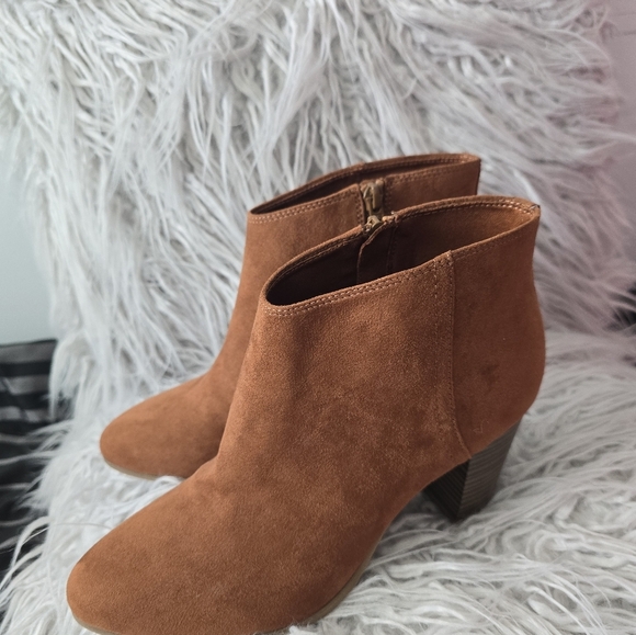 Old Navy Tan Ankle Boots - Picture 4 of 8